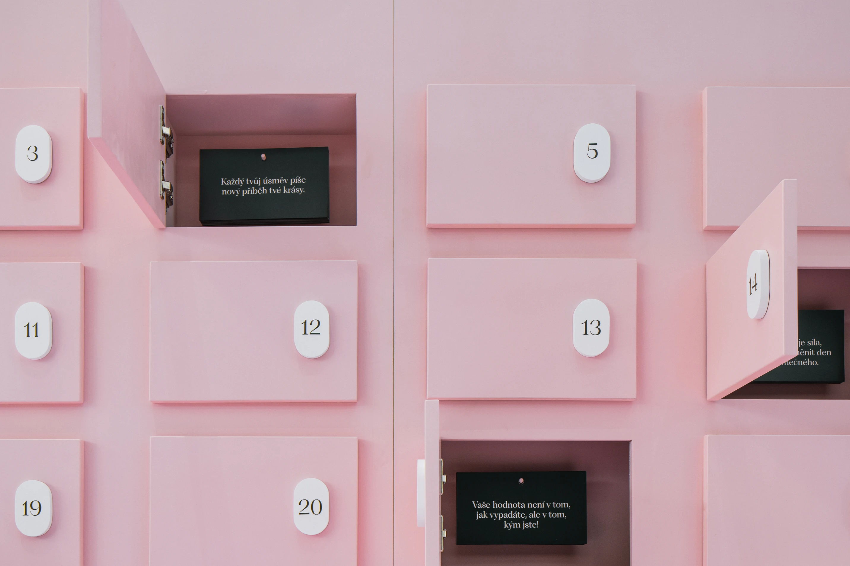 Detail of the pink Bjut advent calendar